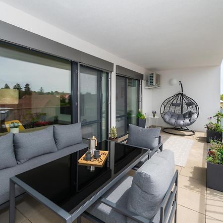 Fully Equipped Apartments With Terraces, Free Garage Parking, Netflix & Ac - By Apartmany Slapanice Cz Exterior foto