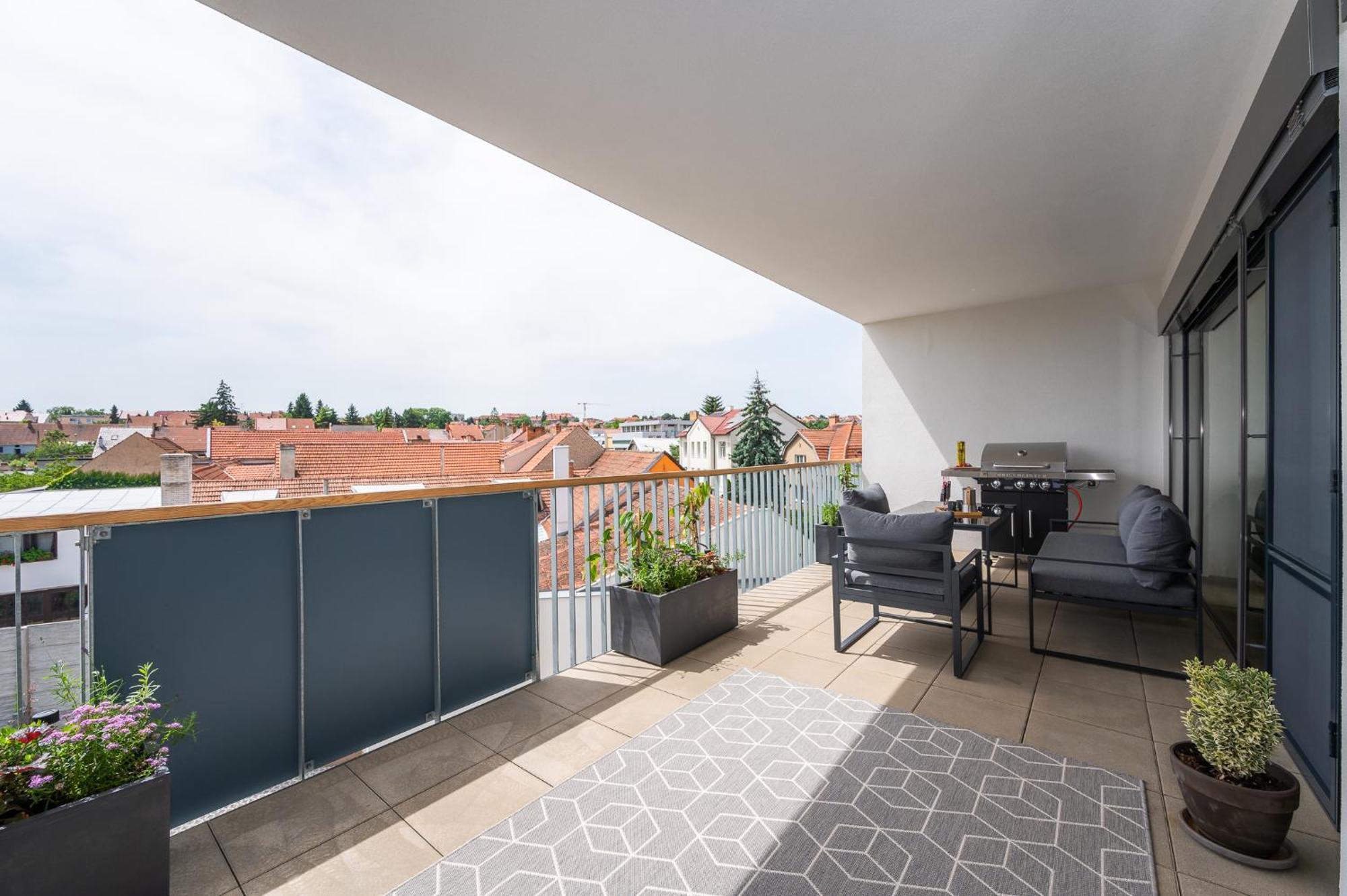 Fully Equipped Apartments With Terraces, Free Garage Parking, Netflix & Ac - By Apartmany Slapanice Cz Exterior foto