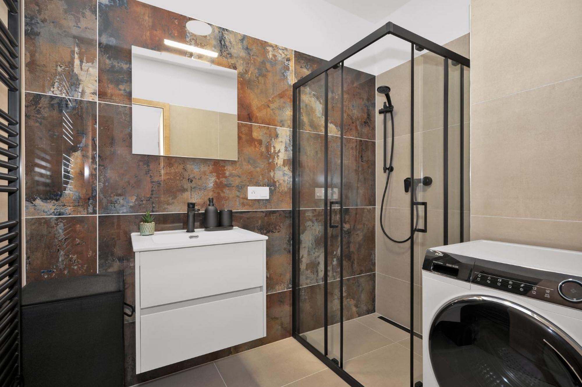 Fully Equipped Apartments With Terraces, Free Garage Parking, Netflix & Ac - By Apartmany Slapanice Cz Exterior foto