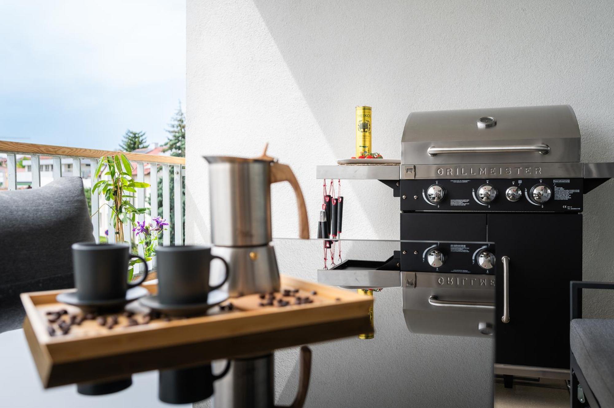 Fully Equipped Apartments With Terraces, Free Garage Parking, Netflix & Ac - By Apartmany Slapanice Cz Exterior foto