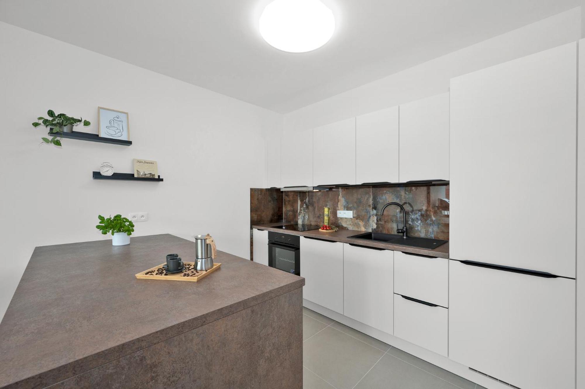 Fully Equipped Apartments With Terraces, Free Garage Parking, Netflix & Ac - By Apartmany Slapanice Cz Exterior foto