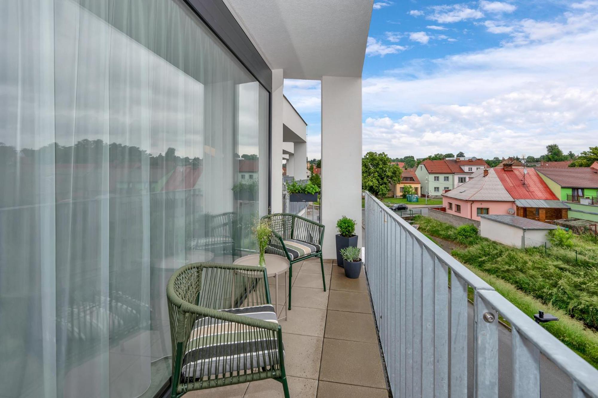 Fully Equipped Apartments With Terraces, Free Garage Parking, Netflix & Ac - By Apartmany Slapanice Cz Exterior foto