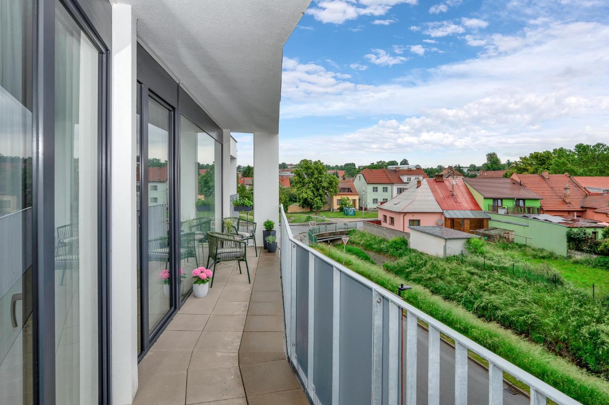 Fully Equipped Apartments With Terraces, Free Garage Parking, Netflix & Ac - By Apartmany Slapanice Cz Exterior foto