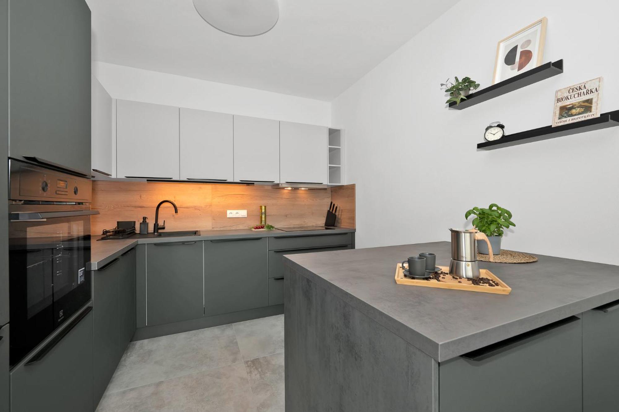 Fully Equipped Apartments With Terraces, Free Garage Parking, Netflix & Ac - By Apartmany Slapanice Cz Exterior foto